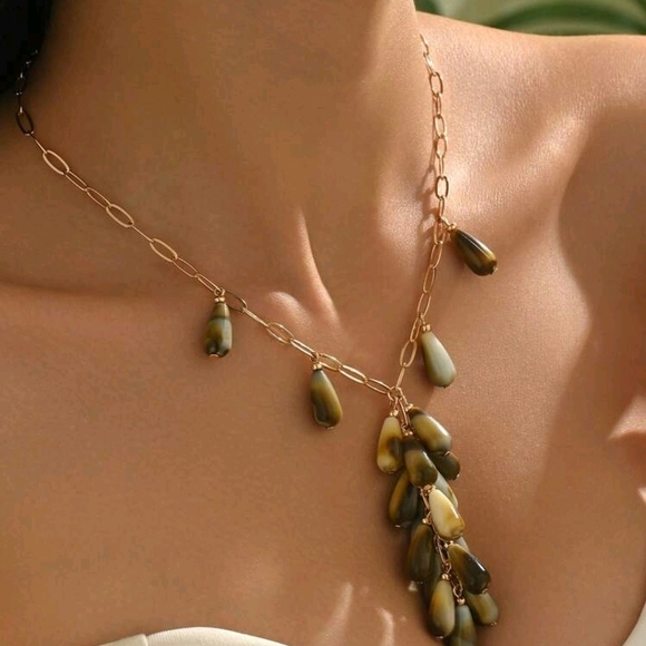 Jewelry - Elegant Gold and Green Necklace